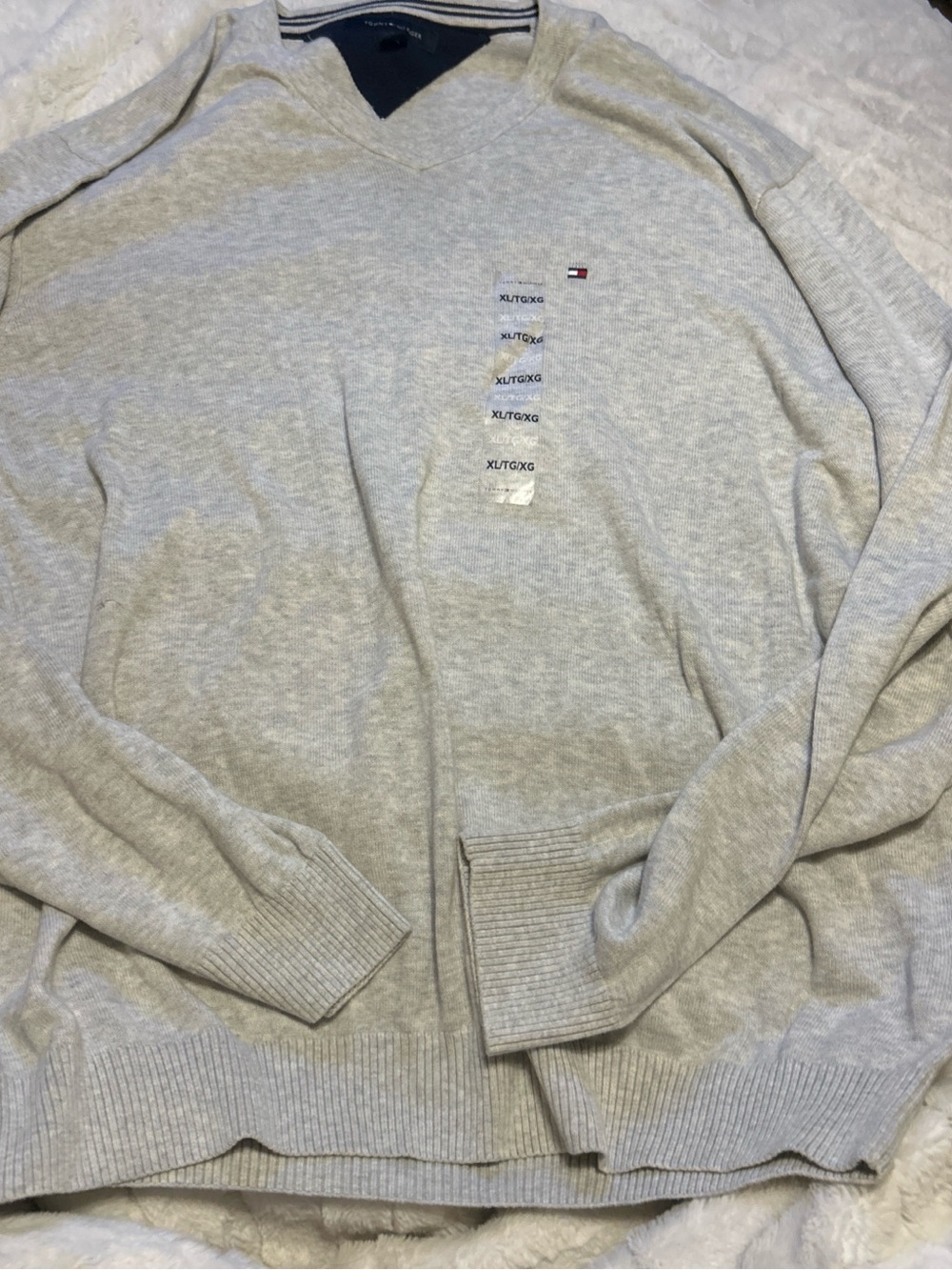 Tommy Hilfiger Men’s Light Heather Gray V-Neck Sweater